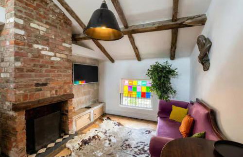 Beamed Village Apartment with Fireplace and Private Terrace, Castle Donington - Photo 1