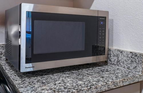 Cozy retreat minutes from stadiums - Photo 26