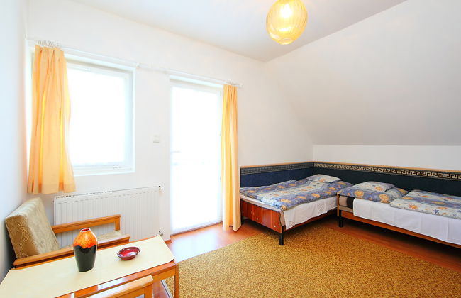 7 bedroom House in Balatonszárszó with garden and terrace - Photo 9