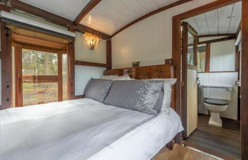 The Railway Carriage - Photo 22