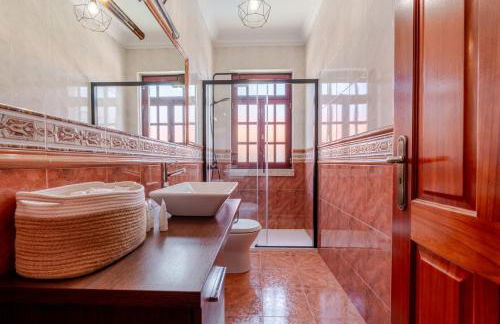 HostWise - Country Villa w/ Pool, Court & Views - Foto 41