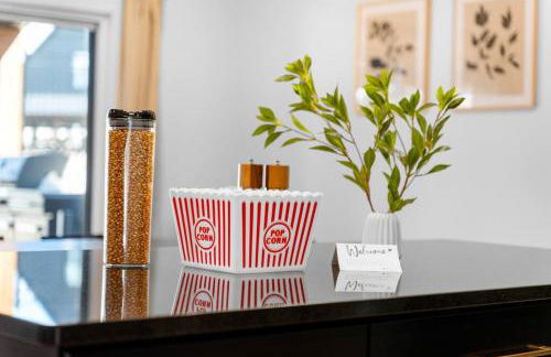 The Luxx - ALL NEW / 4 BD / Poolside / Hot Tub / Lake View - Foto 38