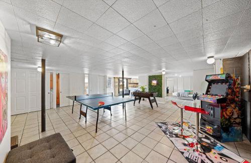 Comfort, Fun, & Charming - 5BR Oasis with Pool - Foto 32