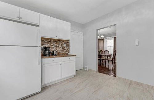 Renovated Main Floor Large 3 Bed House - Photo 15