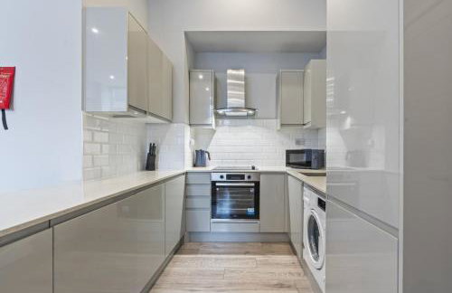 Coulsdon Grand - Sleeps 8 - 5 BR - Free Parking - Foto 12