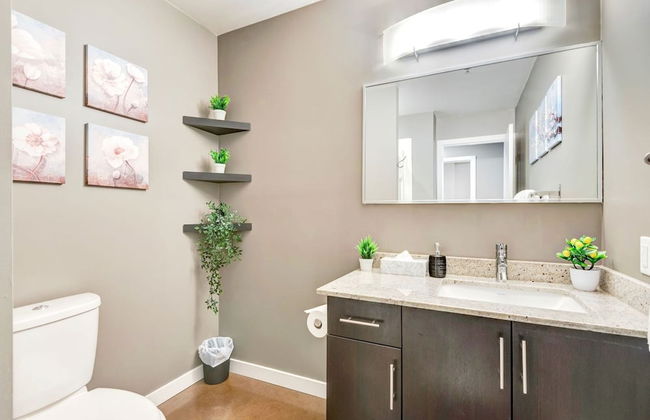 Downtown Condo w Incredible Views and BBQ - Photo 20