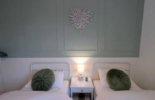 The Heritage Hideaway - King bed, Free parking, Walk to c-centre & Hospital - Foto 8