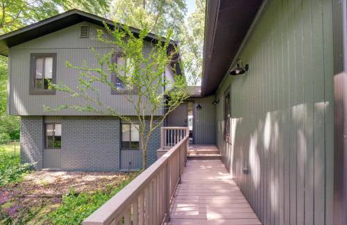 Lakefront Retreat with Views and Decks and Fire Pit - Foto 33