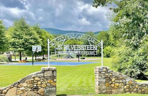 Walkable Downtown 5BR - Hot Tub and Resort Access - Foto 29