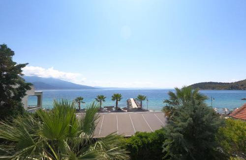 Luxury Beachfront Suite - Photo 18