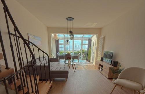 Frisch renoviertes FH Südblick am Meer in Breege, Meerblick von allen drei Etagen, Terrasse, Balkon, Sauna und Parkplatz - Foto 1