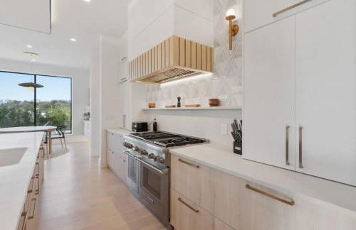 Barton Springs Luxe Heated Pool Spa Sleeps 16 - Photo 34