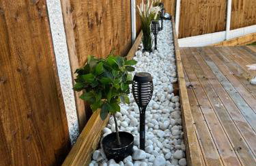 The Place with king beds, Ensuite Bathrooms, Close to Airport and Free Parking - Foto 25