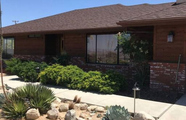 Cozy Rustic Home Minutes to Joshua Tree Nat l Park - Photo 33