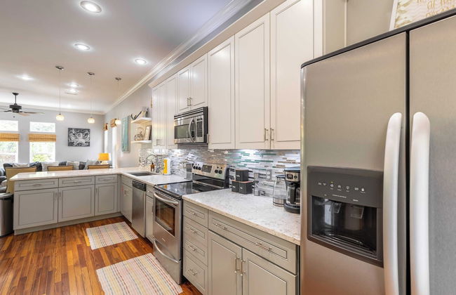 Doctor's Orders by Avantstay 5 Mins TO Beach! w/ Community Pool & Hot Tub! - Photo 16