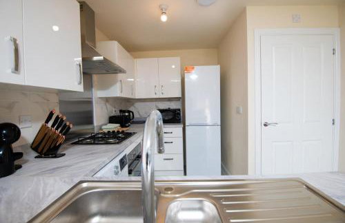 Luxury 5BDR with City Access, Free Parking and Wi-Fi - Photo 20
