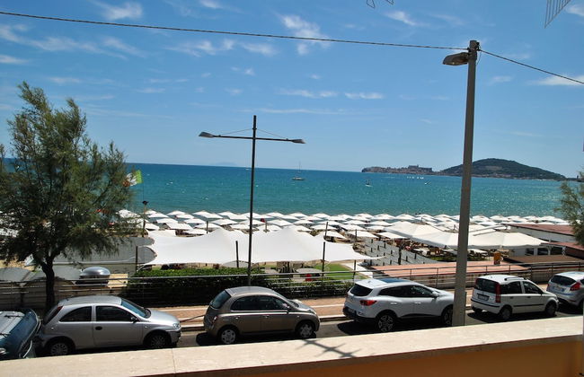 Sea Breeze Seafront Flat - Photo 28