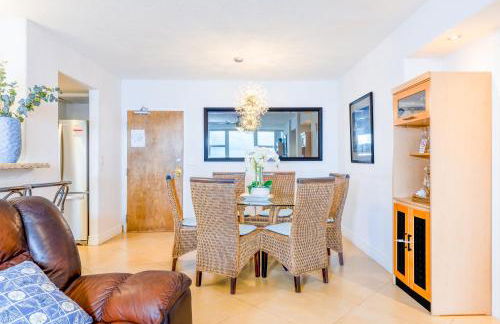 Stylish Beachfront Condo with Balcony & Ocean View - Foto 20