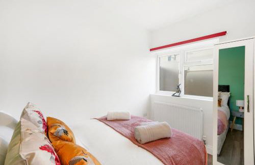 Elegant 3-bed apartment with FREE onsite PARKING in Enfield - Out door Patio - Big savings on Longer Stays - Photo 19