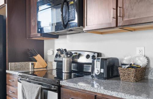 2BR Balcony Suite Gym & Pool Downtown at CityWay - Foto 27