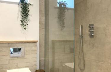 The Cuckoo's Retreat - Luxurious home with private garden & jacuzzi - Photo 43