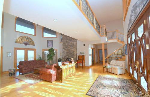 Redbud Keep - Unique Features, Movie Set Decor, Grill, Wifi, Family Friendly, Hiking, Billiard Table, Movie Theater Room, Fireplace, Golfing, View, 2 King Beds - Foto 4