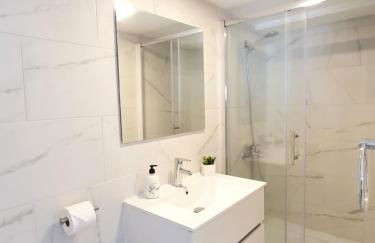 5 Bedroom Villa with HEATED Pool with breath-taking Sea Views, Walking distances to Shops Restaurants Beach - Photo 25