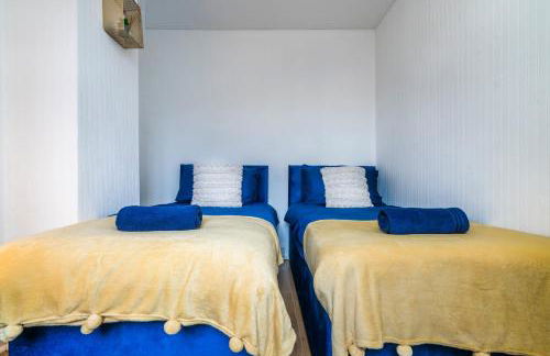 2 Bedroom House, 5 Single Beds, Fast WiFi - Photo 34