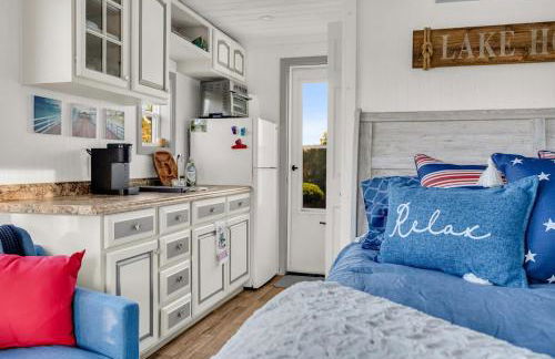 Tiny House Boat on a Tiny Lake Retreat - Foto 20