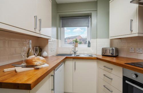 Cozy Waterfront Apartment - Free Parking & Wi-Fi - Photo 20