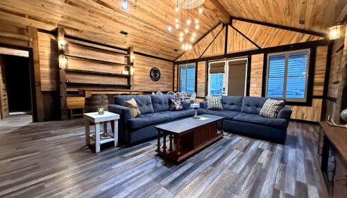 Cozy Wood-Interior Lodge with Screened Patio, Fire-Pit Table, Grill & Fast WiFi in Goreville, Illinois - Foto 4