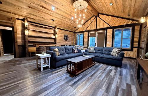 Cozy Wood-Interior Lodge with Screened Patio, Fire-Pit Table, Grill & Fast WiFi in Goreville, Illinois - Photo 4