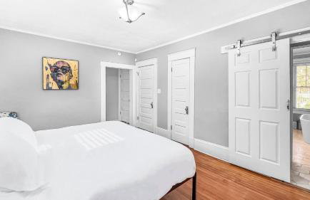 Homey Lodge - Cozy home / Walk to Revolution Mill / Near Downtown / Perfect for groups and family / Free parking - Foto 23