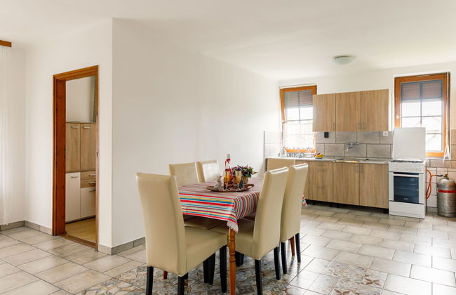 6 bedroom House in Balatonfenyves with private pool and garden - Photo 10