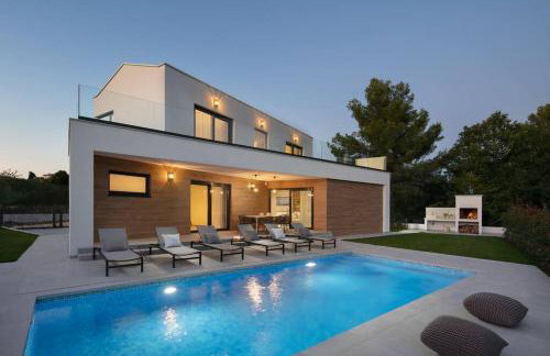 Moderne Luxusvilla Mali Dvor mit Pool 500m am Meer in Porec - Foto 1