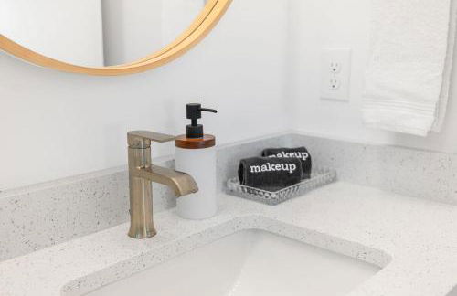 New-Dog Friendly,Hot Tub, Fire-pit, 1 mile to DTWN - Foto 26