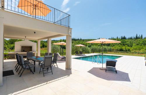 Green & Blue Five Bedroom Villa with Private Pool and Complete Privacy - Photo 9