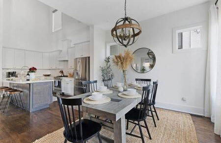 The Maple House - Huge Backyard & Mins to Broadway - Foto 25