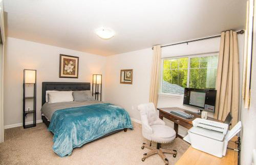 Serene Four Bedroom Lakefront Home - Foto 33