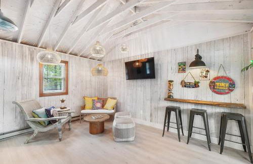 The Sleepy Tiki - game room, tiki lounge, firepit - Foto 11