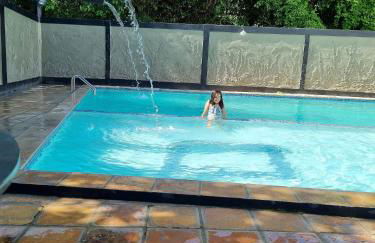 FLATS na Praia do Rio Âmbar, 40 m da praia, com 60 m2, cozinha completa, 2 quartos com ar condicionado, acomoda 8 pessoas, piscinas, área de lazer, WIFI, caseiro, ambiente familiar. - Foto 1