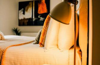 Modern Central 2 Bed Apartment with Parking - Photo 31