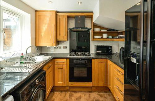 Family-Friendly 3-Bed House with Huge Garden - Foto 12