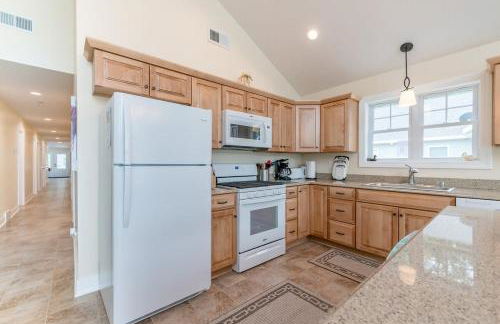 Expansive Lakefront Home with Private Dock - Foto 18