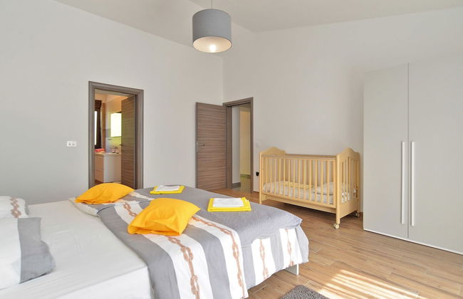 House 1384 - Photo 2