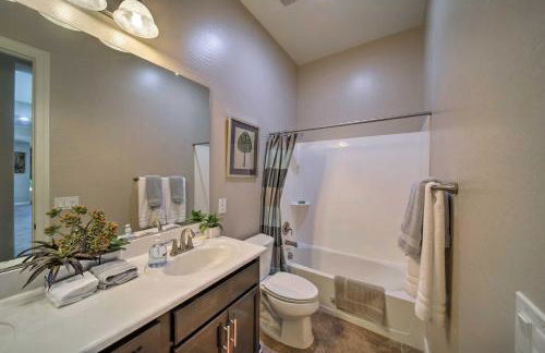 Hot Tub and Putting Green Home in Surprise - Foto 15