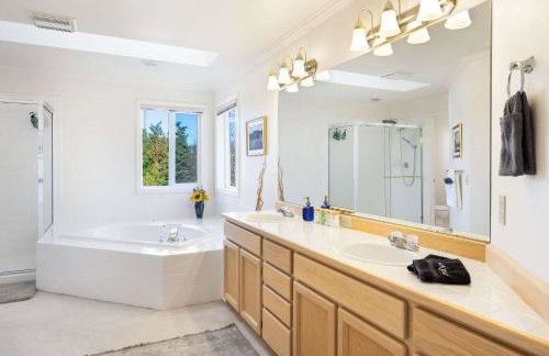 Brier 5BR Retreat w Pool Table Deck Central AC - Foto 41