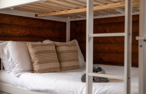 Lakeside Haven with Jacuzzi and Games - Foto 26