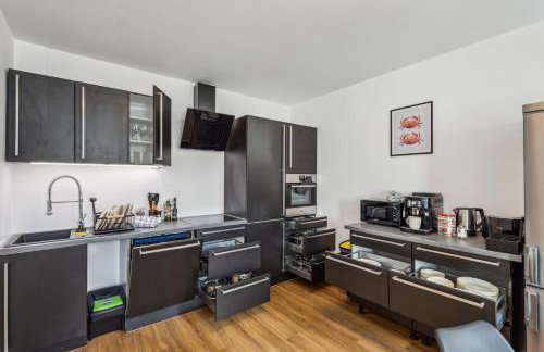 Harmonie Homes - Built in 2025 - High-Quality Beds & Linen - Full Kitchen - Fiber WiFi - 4K Smart TV - 2 Balconies - Elevator - Free Private Parking - Near Augsburg - 20 Min via Autobahn to Munich-West - Foto 24