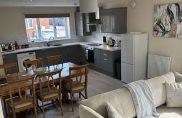 Newark area - modern 3 bedroom semi with free off road parking for 2 vehicles - Photo 1